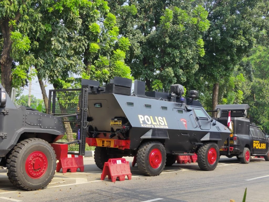 Amankan PPKM Pakai Barakuda dan Gas Air Mata, Ini Alasan Brimob 9