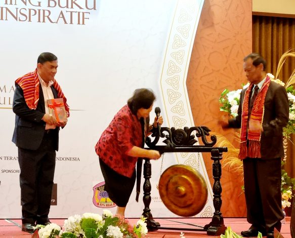 Buku Tokoh Inspiratif Karo Diluncurkan di JW Marriott 11