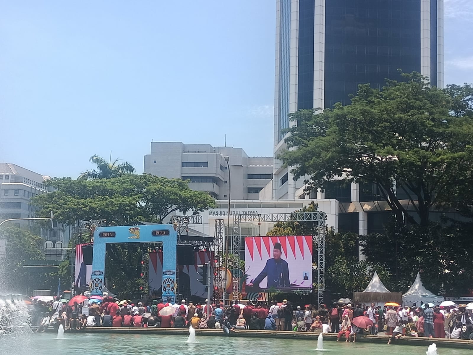 Rayakan Pelantikan Prabowo-Gibran, Warga Padati Panggung Rakyat di Patung Kuda 1