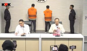 Dua Tersangka APD Covid Ditahan KPK 10
