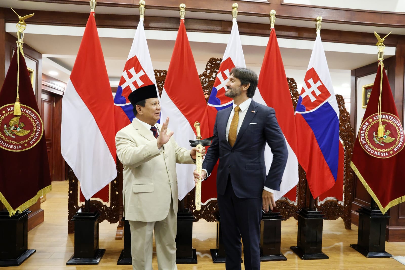 IMG-20241010-WA0031 Menhan Prabowo Terima Kunjungan Kehormatan Menhan Slovakia 1