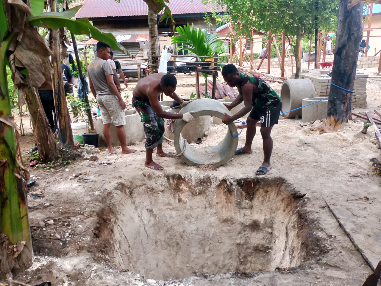 Satgas TMMD Kodim Raja Ampat Pasang Cincin Sumur Gali Bersama Masyarakat 1 Satgas TMMD Kodim Raja Ampat Pasang Cincin Sumur Gali Bersama Masyarakat 2