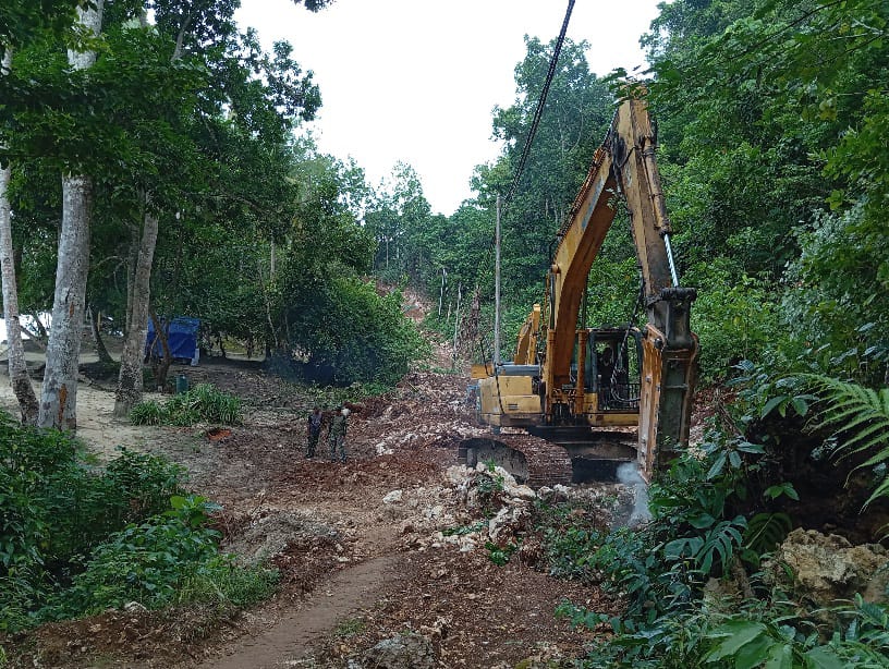 Meski Hadapi Medan Sulit, Satgas TMMD Ke-122 Kodim Raja Ampat Tetap Semangat Bangun Jalan Desa 1 Meski Hadapi Medan Sulit, Satgas TMMD Ke-122 Kodim Raja Ampat Tetap Semangat Bangun Jalan Desa 2