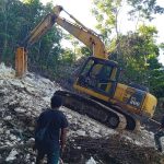 Meski Hadapi Medan Sulit, Satgas TMMD Ke-122 Kodim Raja Ampat Tetap Semangat Bangun Jalan Desa 32