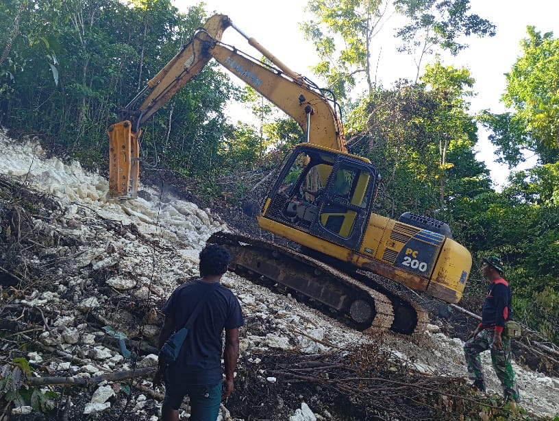 IMG-20241012-WA0051 Meski Hadapi Medan Sulit, Satgas TMMD Ke-122 Kodim Raja Ampat Tetap Semangat Bangun Jalan Desa 1