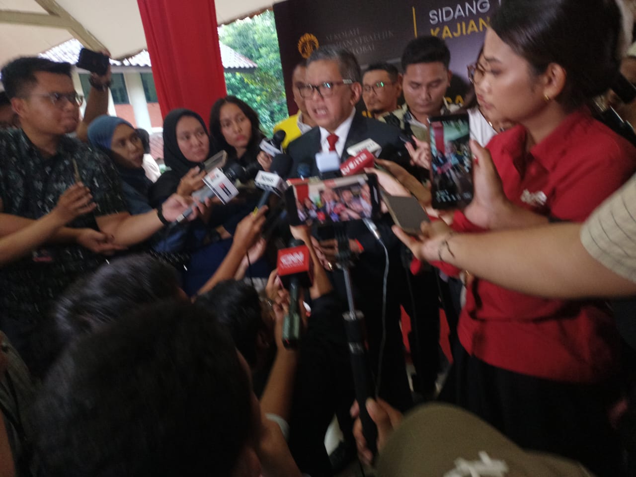 IMG-20241018-WA0039 Hasto: Kepemimpinan Mega dan Jokowi Tak Bisa Dibandingkan 1