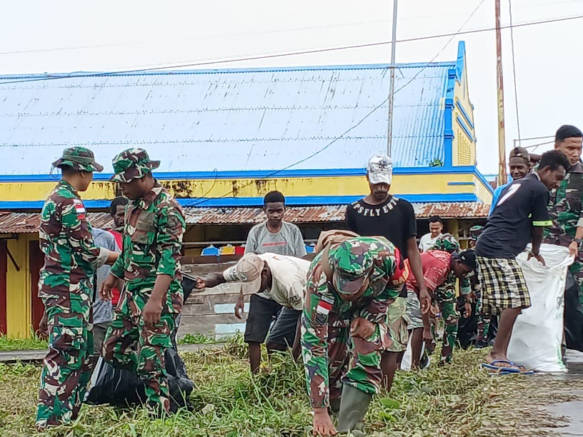 Satgas TMMD Ke-122 Kodim Mappi Bersihkan Pasar 1 Satgas TMMD Ke-122 Kodim Mappi Bersihkan Pasar 2