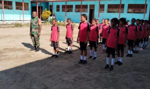 Personel Kodim Raja Ampat Latih Siswa SD PBB 13