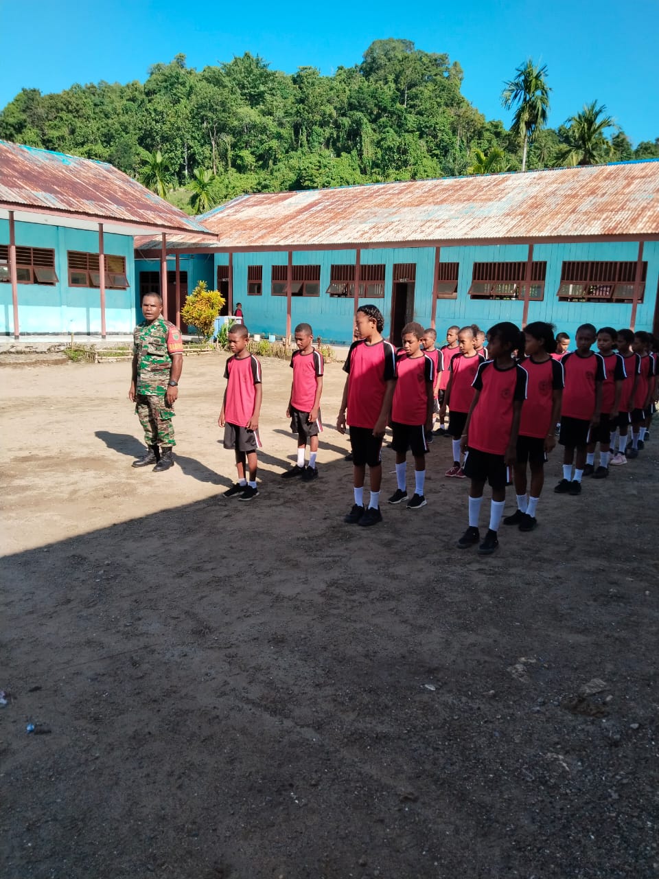 Personel Kodim Raja Ampat Latih Siswa SD PBB 1