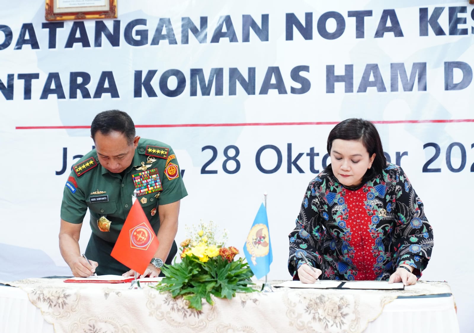 IMG-20241028-WA0050 Panglima TNI dan Ketua Komnas HAM Tanda Tangani MoU untuk Peningkatan Kerjasama Pemajuan dan Perlindungan HAM 1