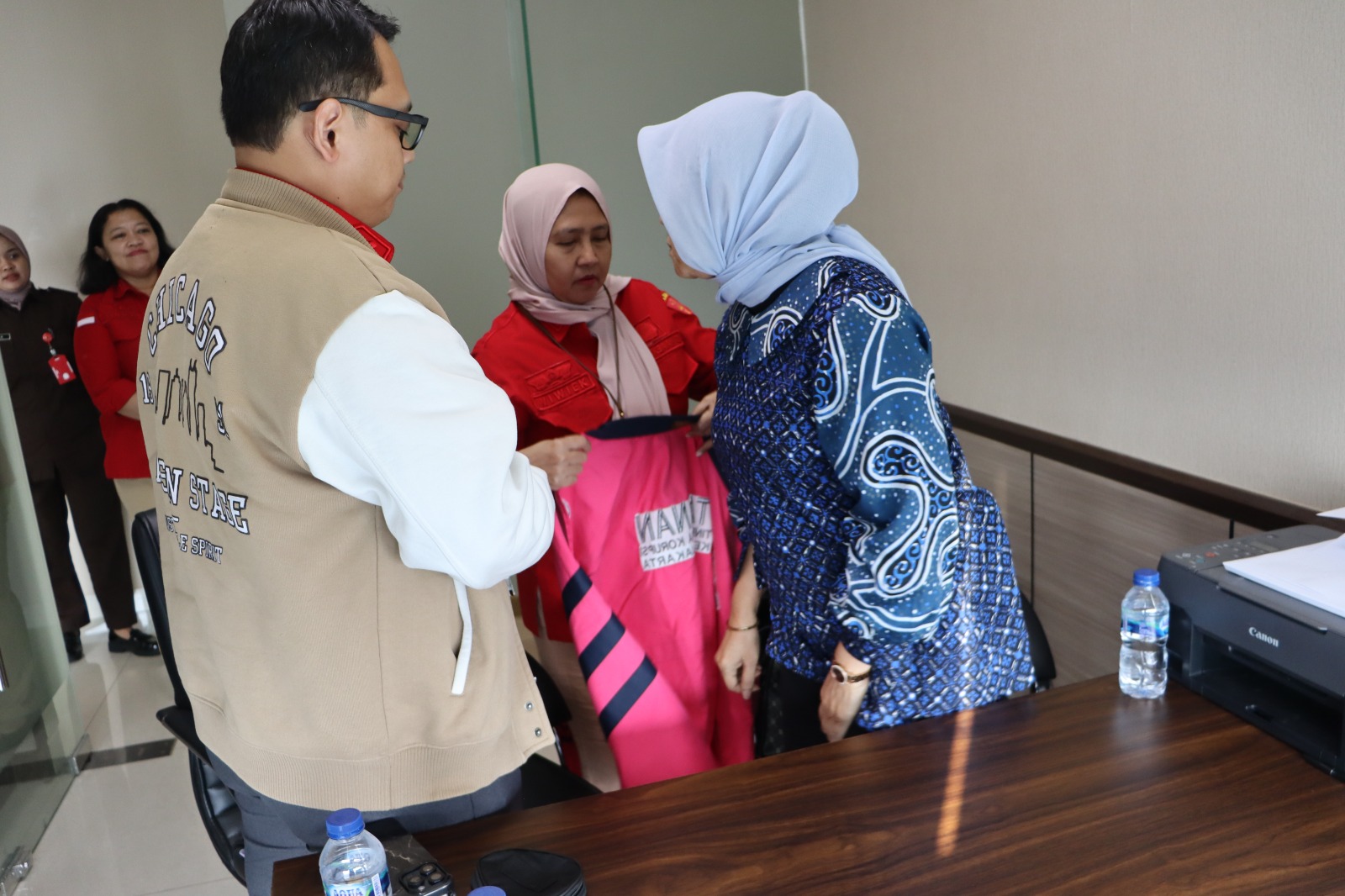 IMG-20241030-WA0024 Bersih-bersih Peradilan, Kejati Jakarta Tahan Panitera PN Jaktim 1