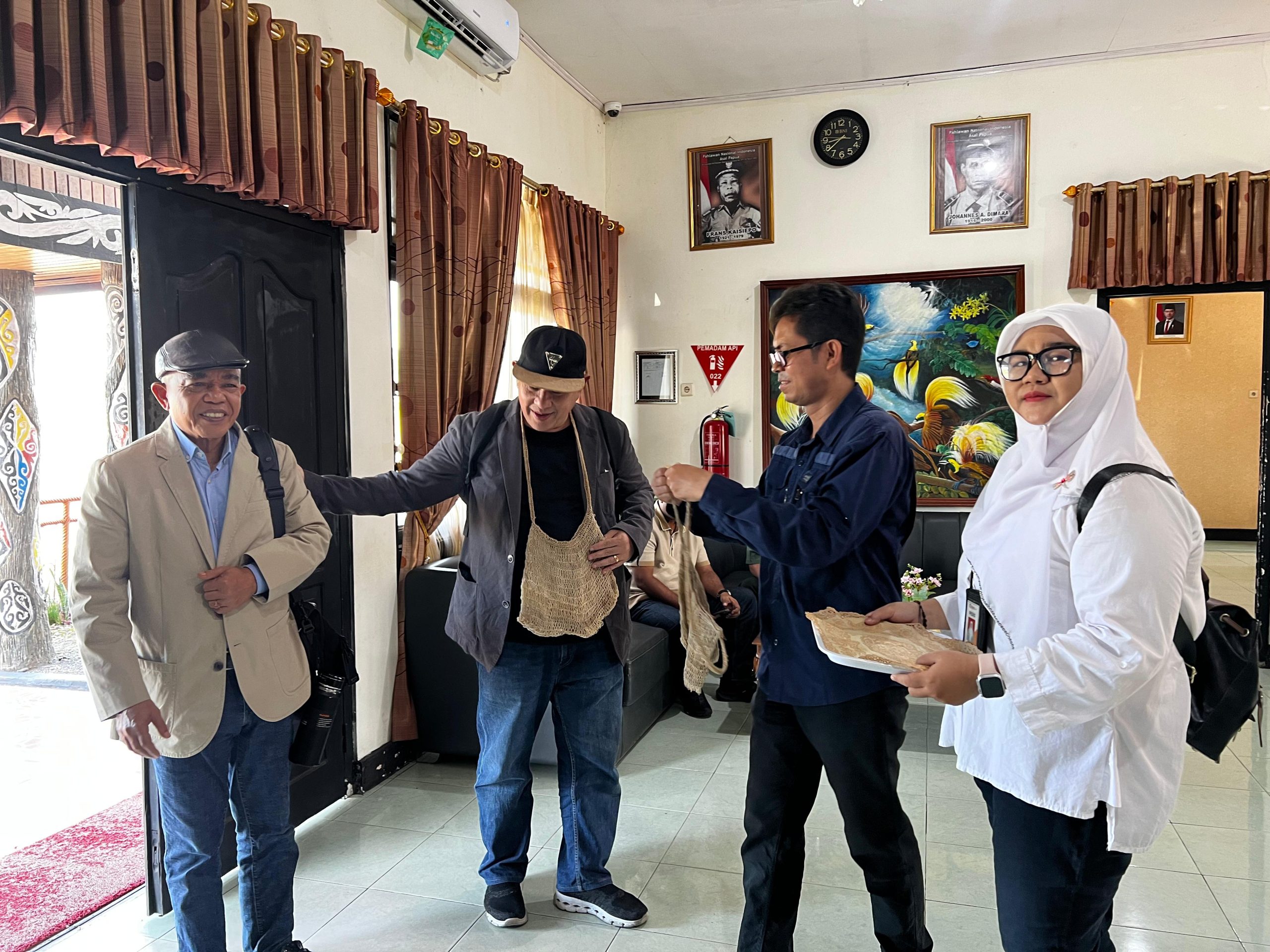 IMG-20241104-WA0006 Ketum PWI Pusat Zulmansyah Hadiri Pelatihan Penulisan Feature di Manokwari 1