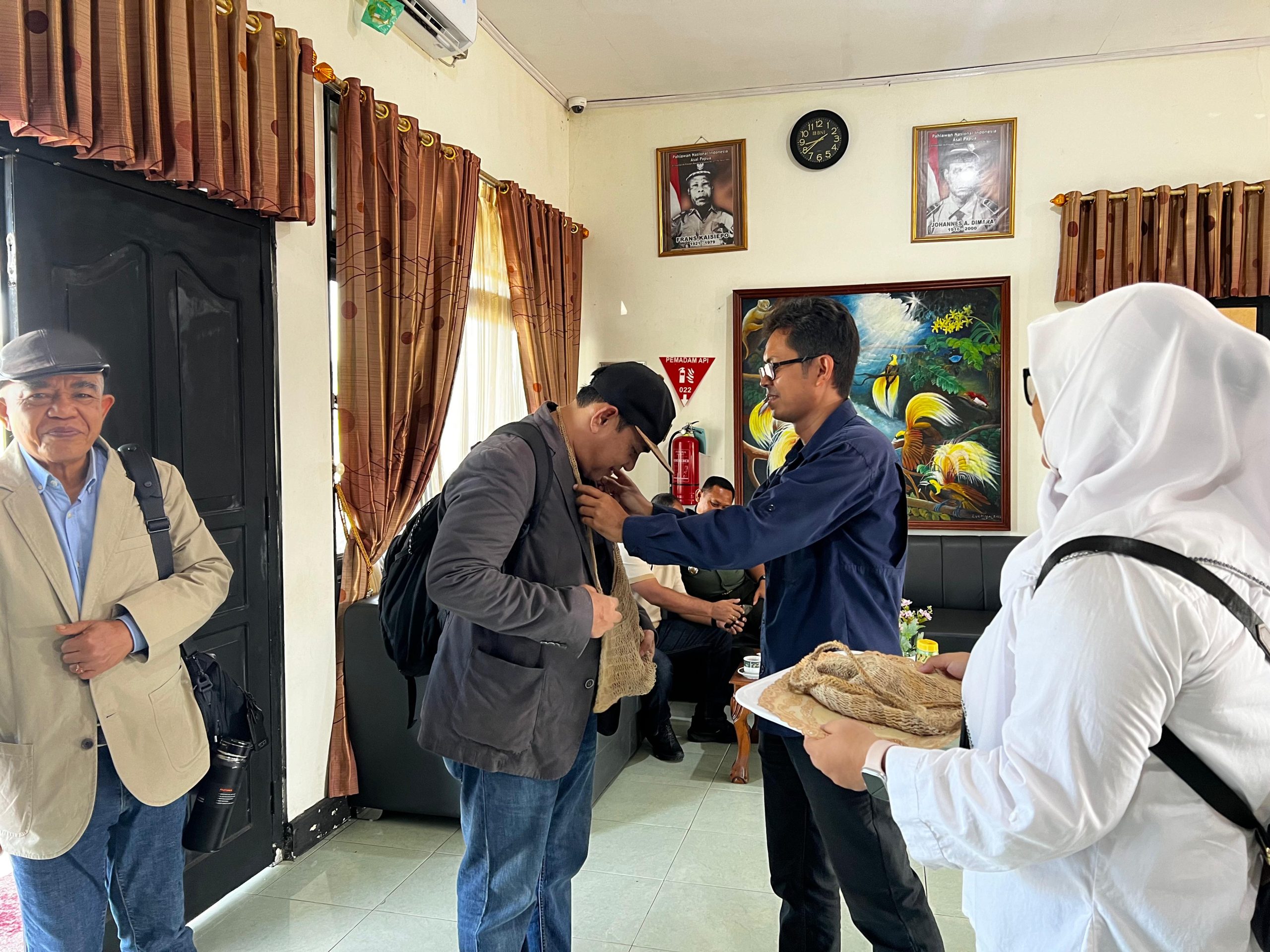 Ketum PWI Pusat Zulmansyah Hadiri Pelatihan Penulisan Feature di Manokwari 1 Ketum PWI Pusat Zulmansyah Hadiri Pelatihan Penulisan Feature di Manokwari 2