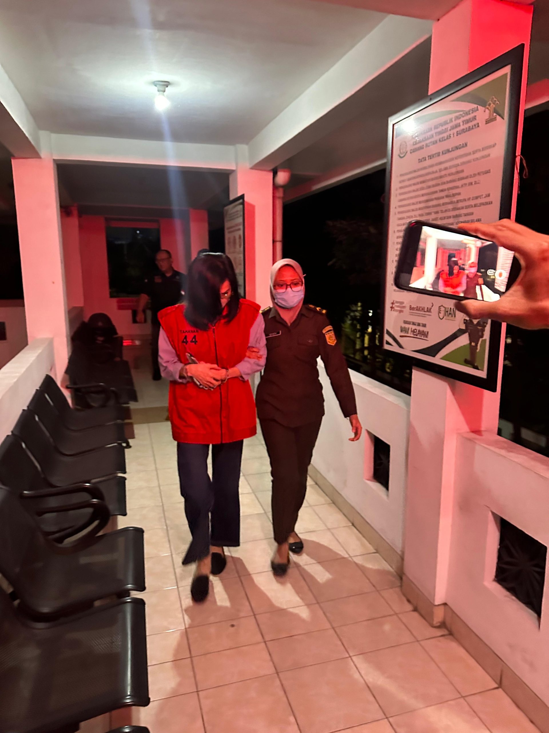 IMG-20241104-WA0083 Suap Hakim Agar Anaknya Bebas Usai Bunuh Anak Orang, Ibunda Ronald Tanur Susul Anaknya ke Penjara 1
