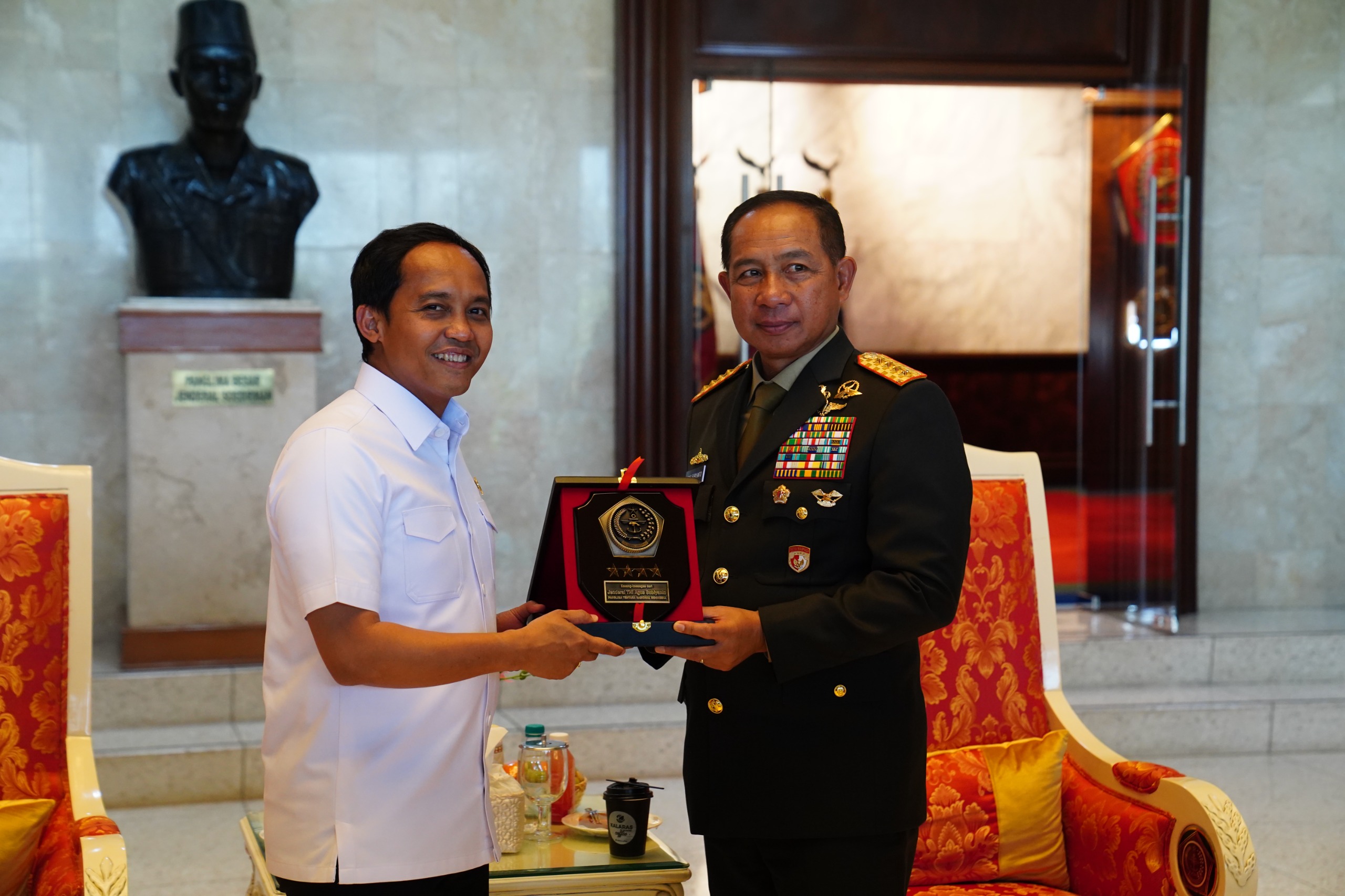 Panglima TNI Terima Kunjungan Menteri Kehutanan di Mabes TNI 1
