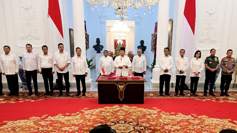 Panglima TNI Hadiri Penandatanganan PP Penghapusan Piutang Macet UMKM di Istana Negara 2