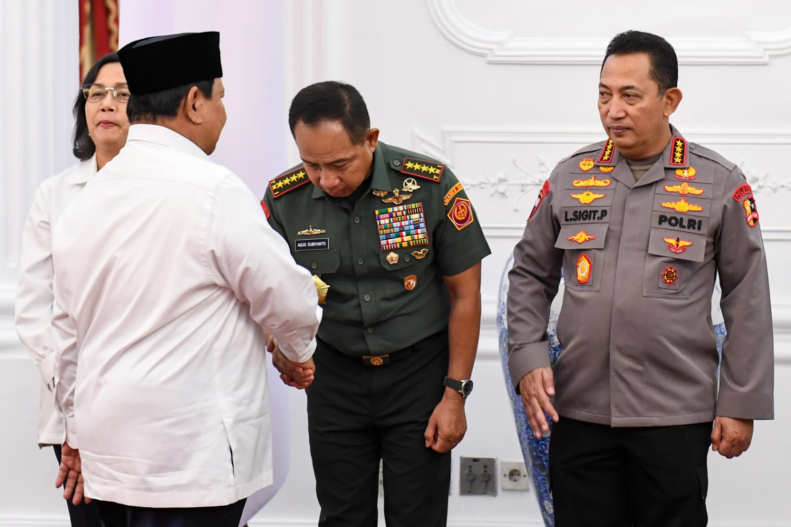 Panglima TNI Hadiri Penandatanganan PP Penghapusan Piutang Macet UMKM di Istana Negara 1