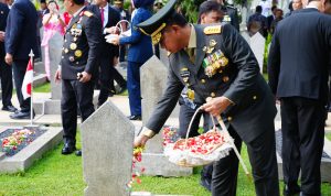 Panglima TNI Hadiri Upacara Peringatan Hari Pahlawan dan Tabur Bunga di TMPNU Kalibata 12
