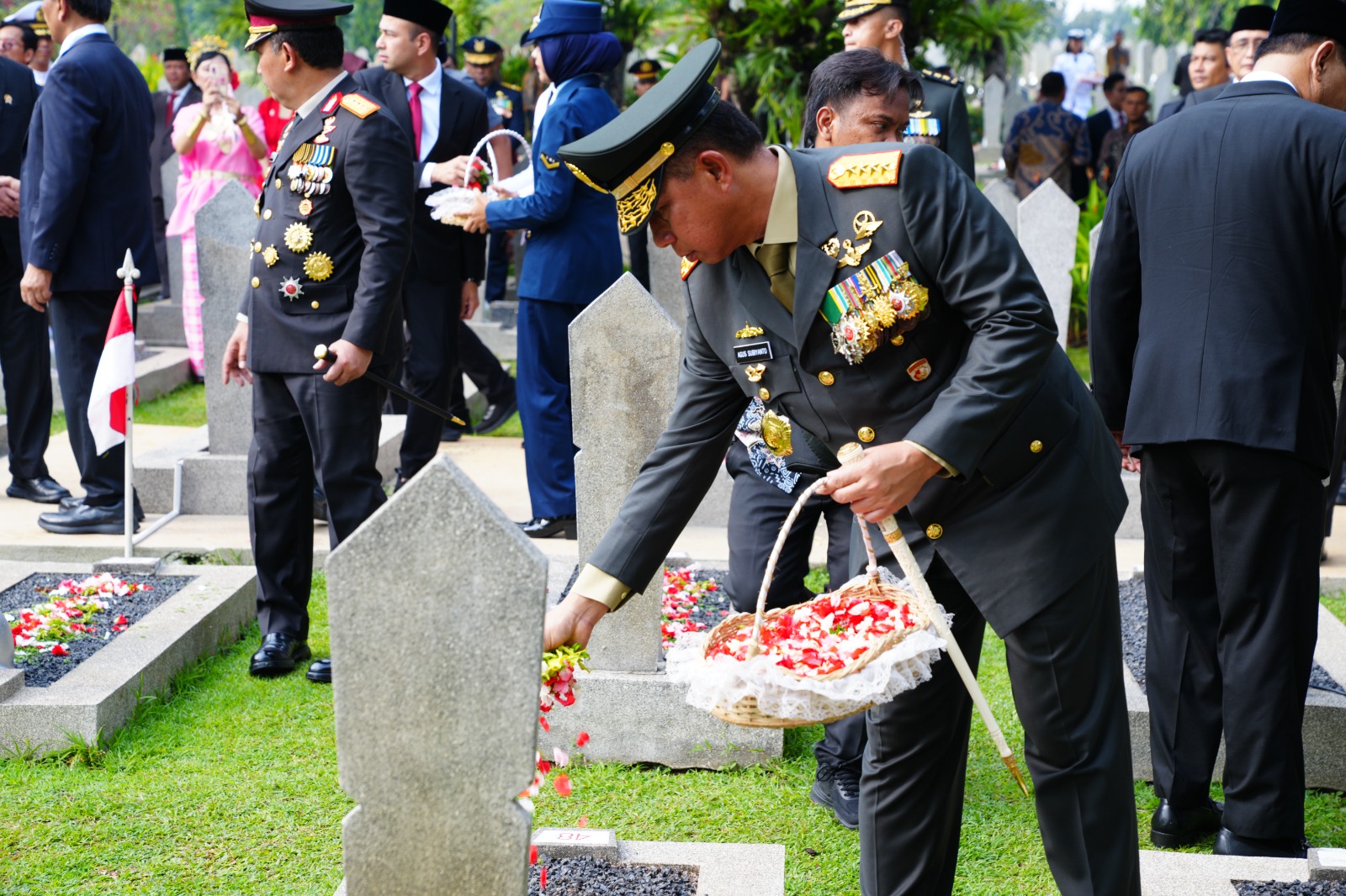Panglima TNI Hadiri Upacara Peringatan Hari Pahlawan dan Tabur Bunga di TMPNU Kalibata 1