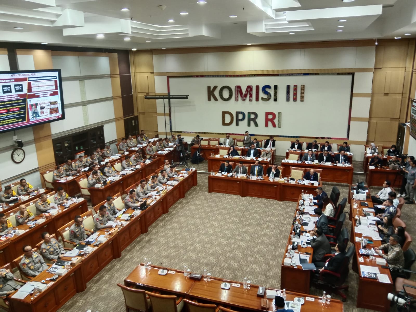 Rapat Perdana dengan Komisi III DPR, Kapolri Ajak 34 Kapolda 1