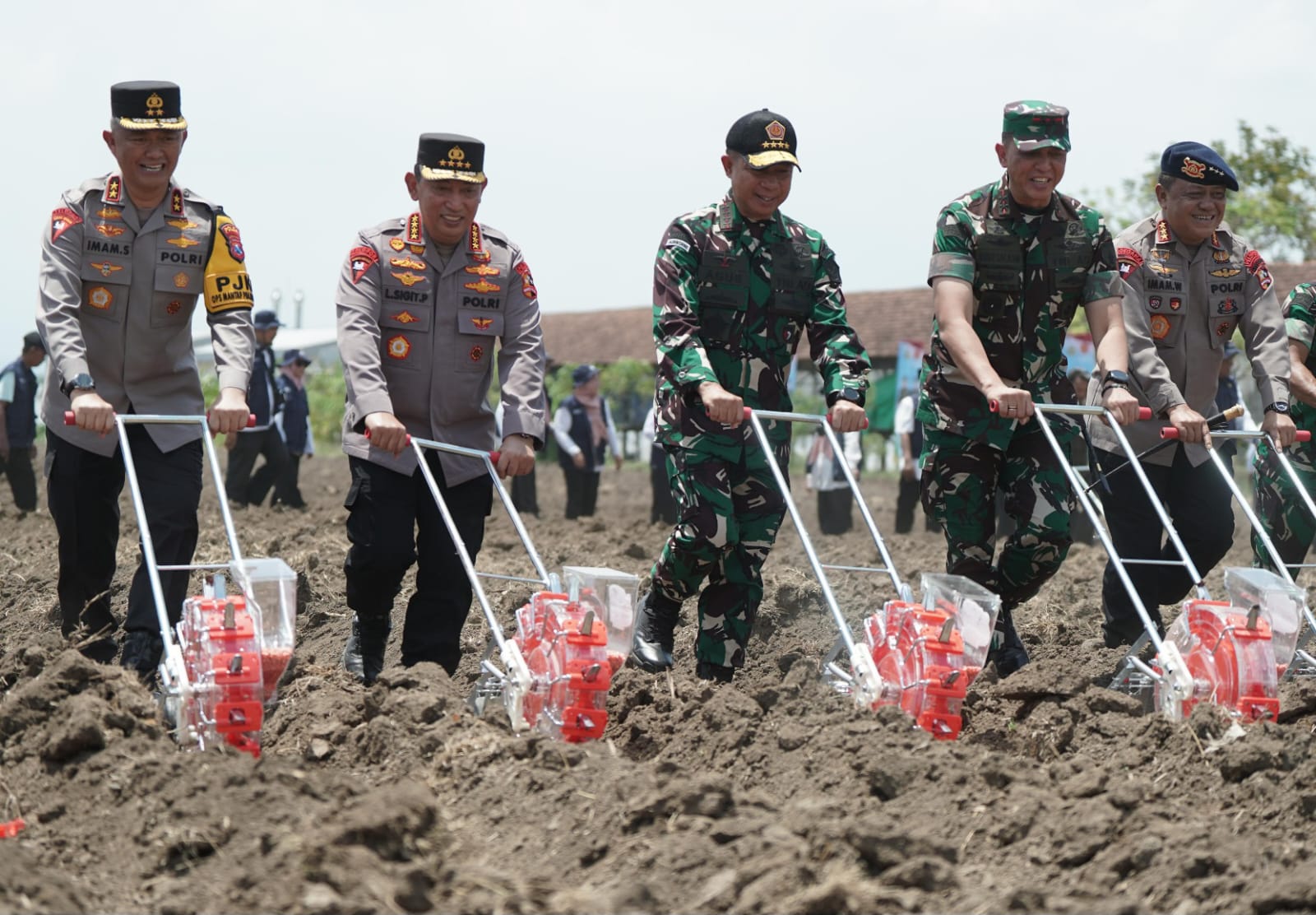 Panglima TNI dan Kapolri Hadiri Peluncuran Gugus Tugas Ketahanan Pangan Polri di Jawa Timur 1