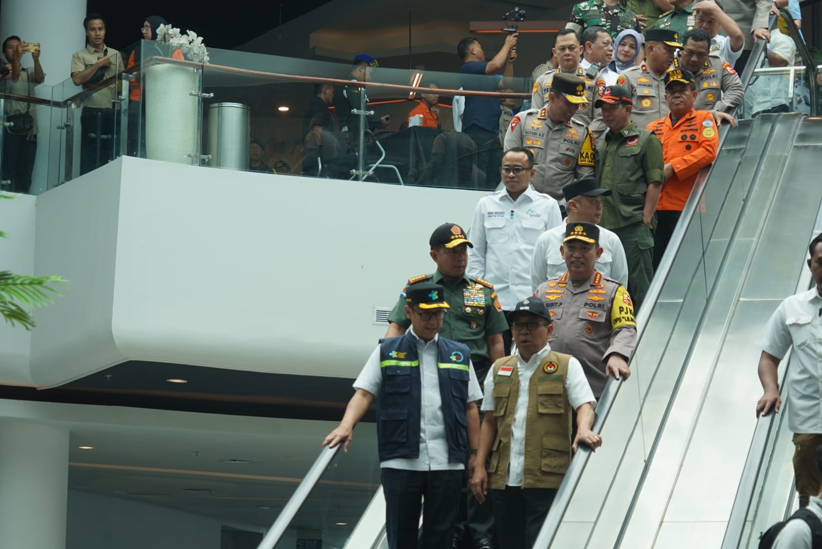 Panglima TNI dan Kapolri Tinjau Kesiapan Pelabuhan Merak dalam Menyambut Nataru 2025 1 Panglima TNI dan Kapolri Tinjau Kesiapan Pelabuhan Merak dalam Menyambut Nataru 2025 2