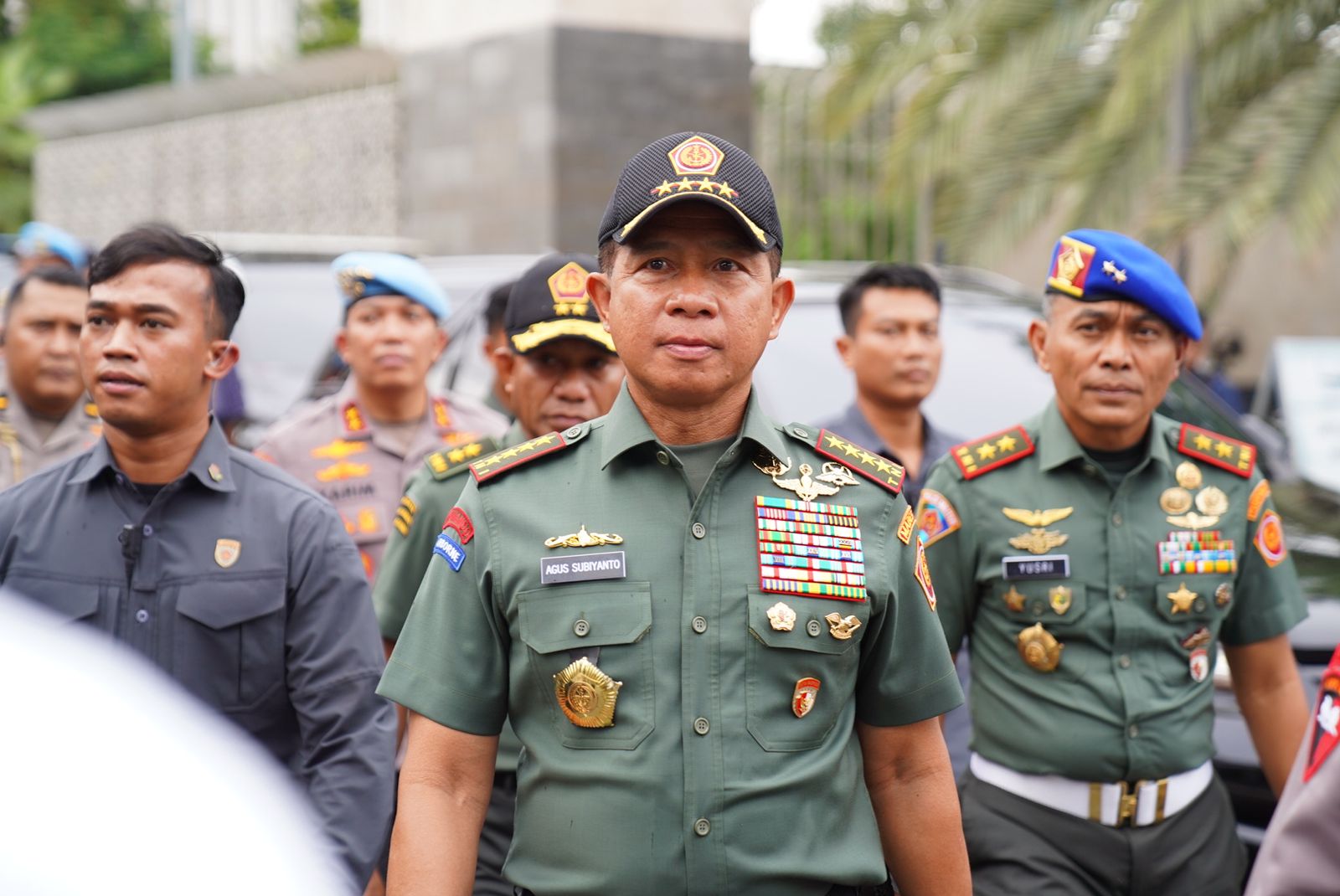 IMG-20241224-WA0035 Panglima TNI dan Kapolri Tinjau Kesiapan Pelabuhan Merak dalam Menyambut Nataru 2025 1