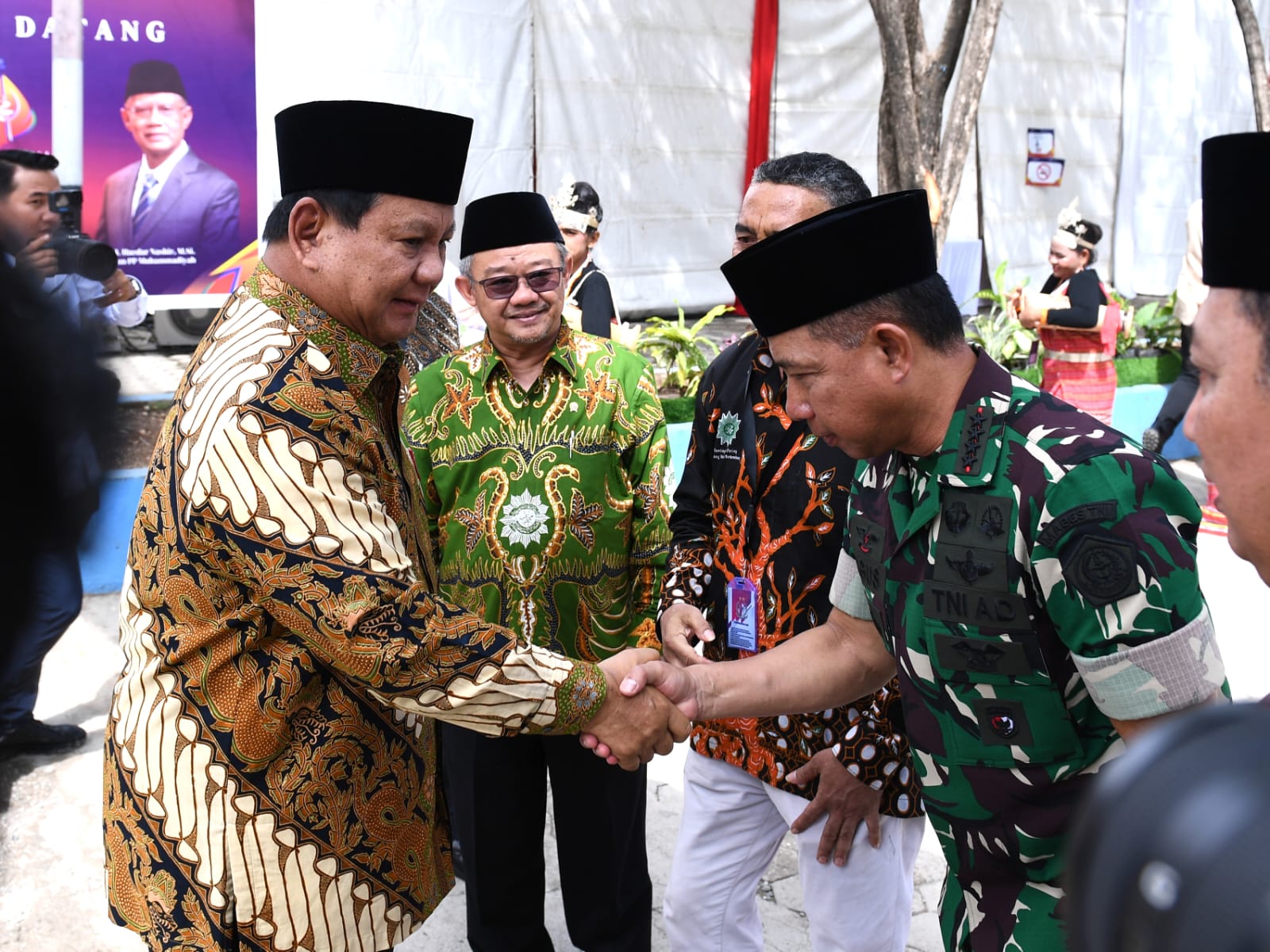 Panglima TNI Dampingi Presiden RI Hadiri Pembukaan Tanwir Dan Resepsi Milad Ke-112 Muhammadiyah 1 Panglima TNI Dampingi Presiden RI Hadiri Pembukaan Tanwir Dan Resepsi Milad Ke-112 Muhammadiyah 2