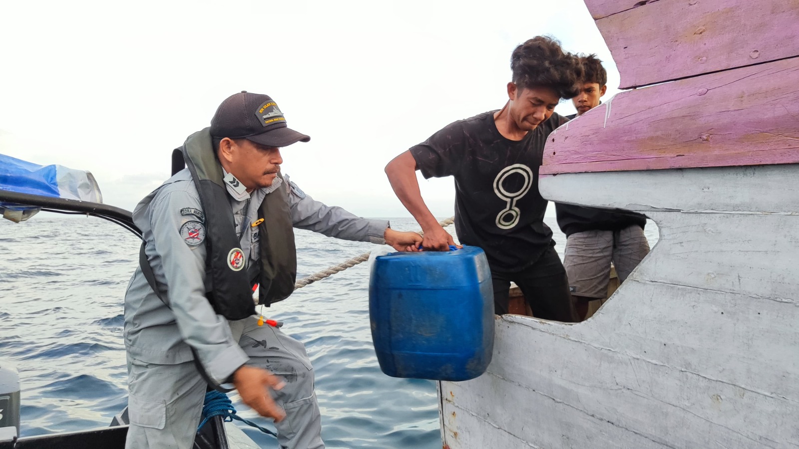 Bakamla Selamatkan Kapal Terombang Ambing di Laut Flores 2