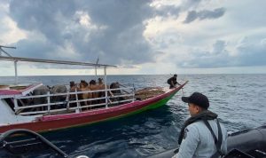 Bakamla Selamatkan Kapal Terombang Ambing di Laut Flores 12
