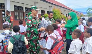 Pelajar di Yahukimo Dapat Bantuan Tas dan Seragam dari Program KASAD 12
