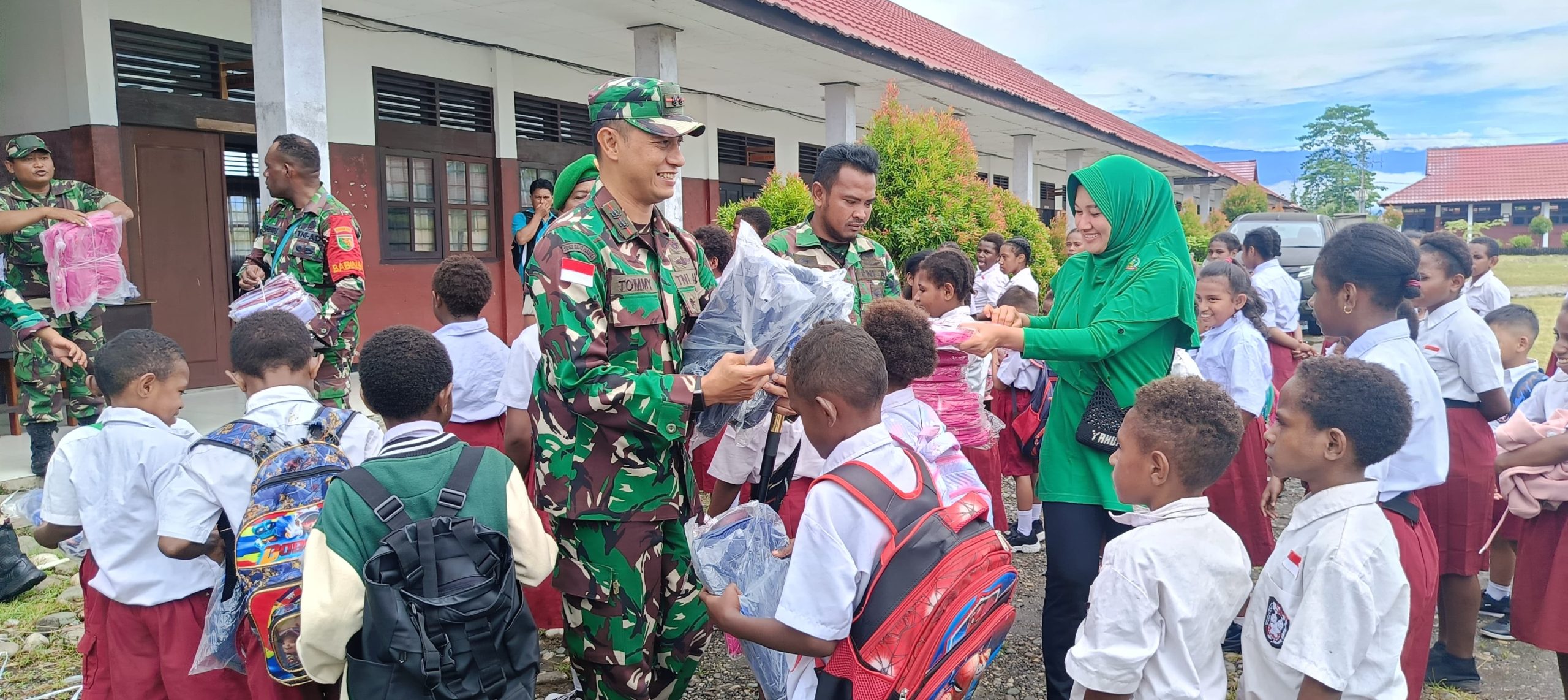 IMG-20250114-WA0025 Pelajar di Yahukimo Dapat Bantuan Tas dan Seragam dari Program KASAD 1