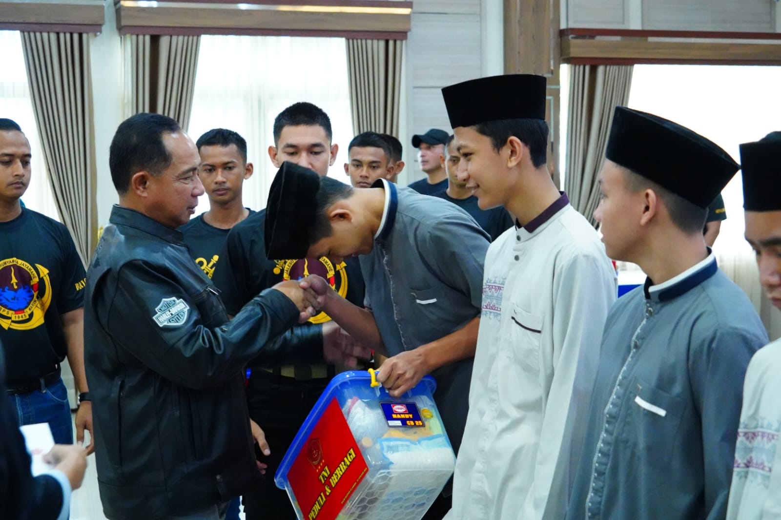 Panglima TNI Berikan Bantuan Sosial kepada Anak-Anak Yatim Piatu di Bumi Marinir Cilandak 1