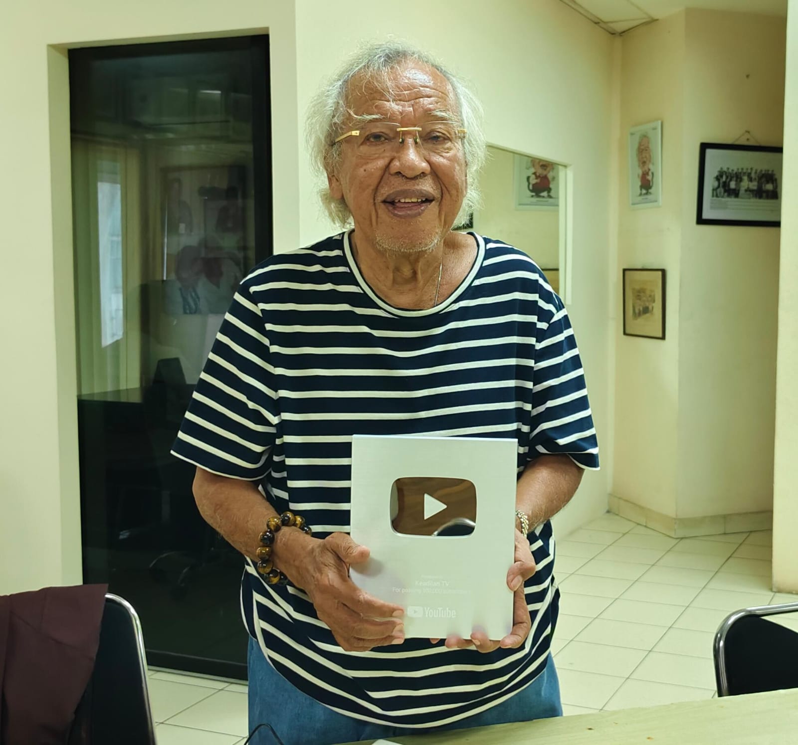 Subscriber Lebih 100 Ribu, KEADILAN TV Terima Silver Play Button dari YouTube 1