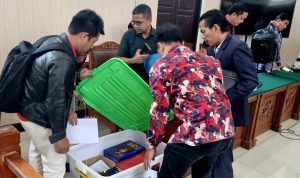 Tim Kuasa Hukum Hasto Bawa Satu Boks Kontainer Bukti 10