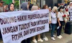 Emak-Emak Demo Dukung Hasto 9