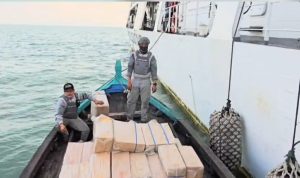 Bakamla RI Tangkap Kapal Kayu Bermuatan 200 Ball Rokok Ilegal di Perairan Tembilahan 13