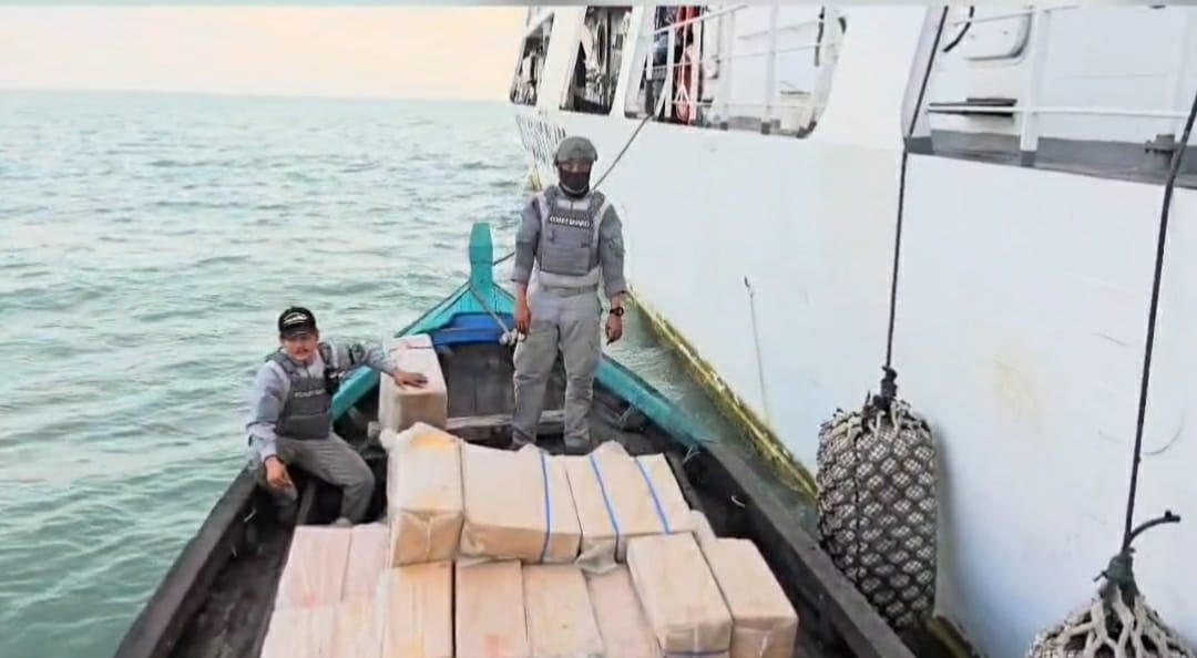 Bakamla RI Tangkap Kapal Kayu Bermuatan 200 Ball Rokok Ilegal di Perairan Tembilahan 1