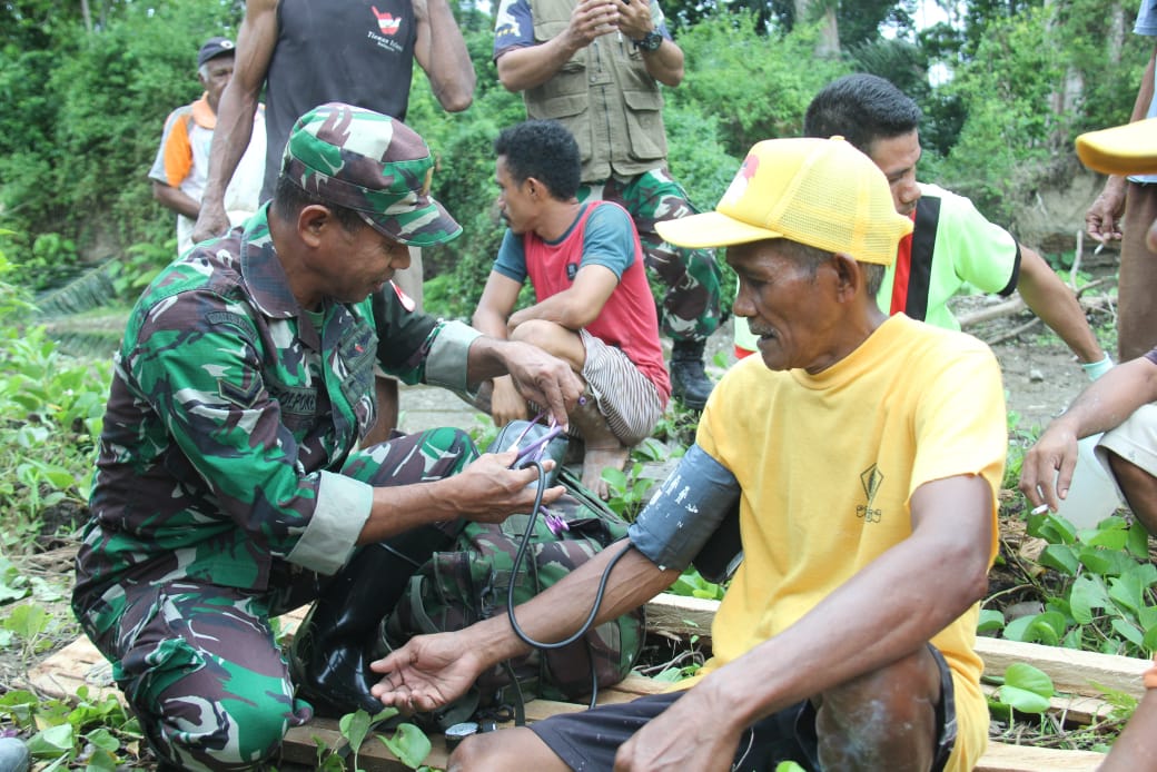 Tim Kesehatan TMMD Ke-123 Kodim 1510/Sula Cek Kesehatan Masyarakat Desa Pastina 1 Tim Kesehatan TMMD Ke-123 Kodim 1510/Sula Cek Kesehatan Masyarakat Desa Pastina 2