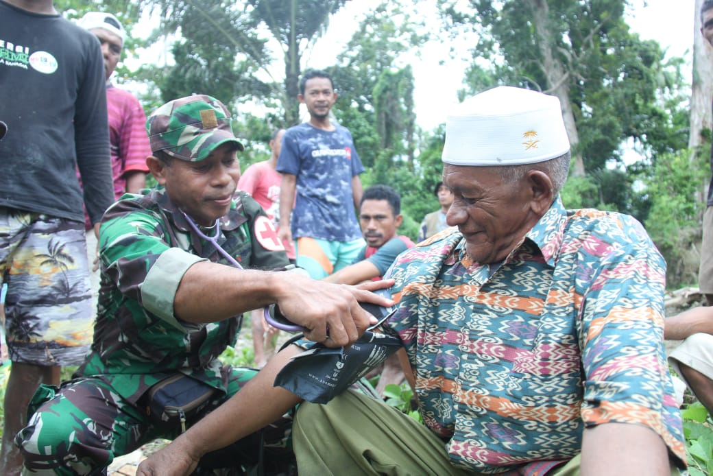 Tim Kezsehatan TMMD-2 Tim Kesehatan TMMD Ke-123 Kodim 1510/Sula Cek Kesehatan Masyarakat Desa Pastina 1