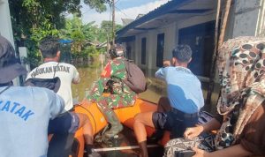 Satuan Kopaska Koarmada I Evakuasi Warga Korban Banjir di IKPN Bintaro 14