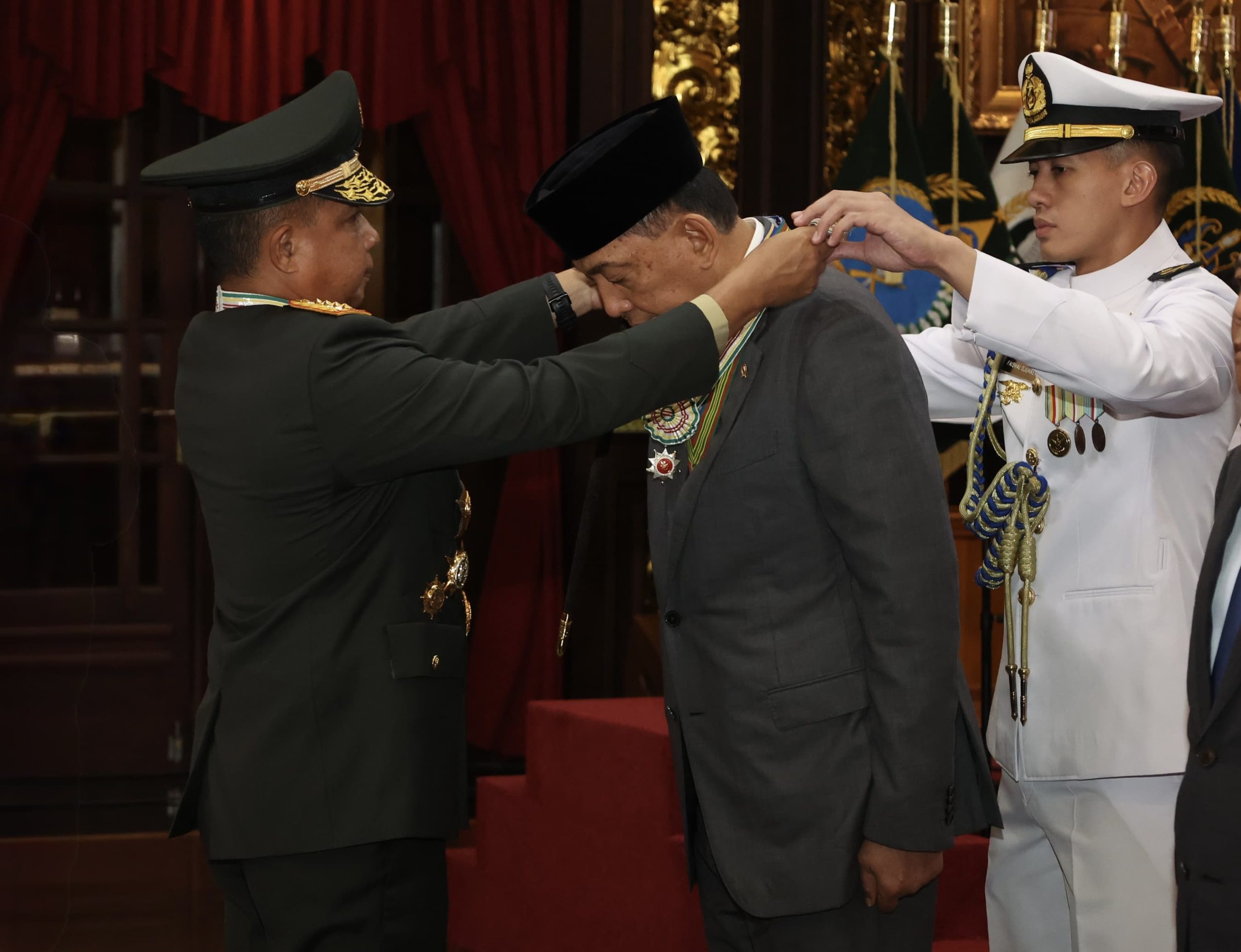 Panglima TNI Sematkan Bintang Yudha Dharma Utama kepada Menhan RI 1