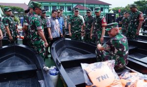 TNI Salurkan 70 Boat Polyethylene untuk Bantu Penanggulangan Banjir di Bekasi 12