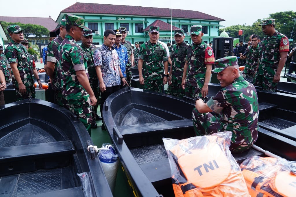 TNI Salurkan 70 Boat Polyethylene untuk Bantu Penanggulangan Banjir di Bekasi 1