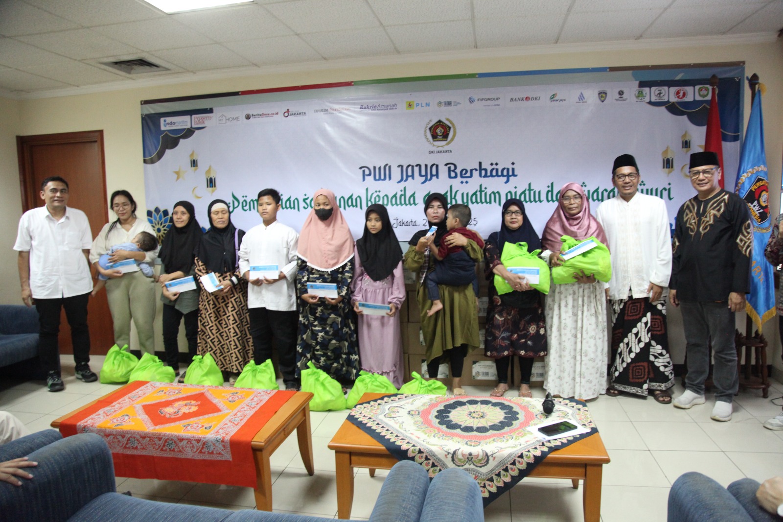 PWI Jaya Berbagi dengan Yatim Piatu 1