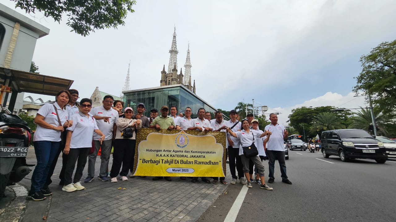 Gereja Katedral Jakarta Bagikan Ratusan Takjil untuk Pengendara 2
