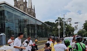 Gereja Katedral Jakarta Bagikan Ratusan Takjil untuk Pengendara 10