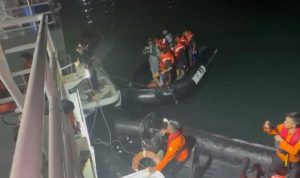 Bakamla RI Evakuasi 12 Kru Kapal Terbakar di Perairan Banten 12