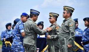 Panglima TNI dan Kasad Terima Wing Kehormatan Penerbang Kelas I TNI Angkatan Udara 12