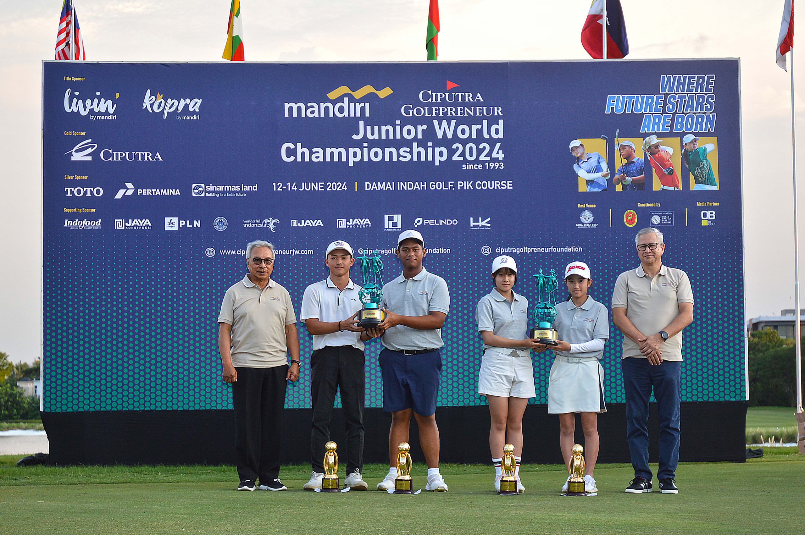 Melalui Ciputra Golfpreneur Junior World 2025, Bank Mandiri Konsisten Dukung Prestasi Atlet Muda 3 Melalui Ciputra Golfpreneur Junior World 2025, Bank Mandiri Konsisten Dukung Prestasi Atlet Muda 4